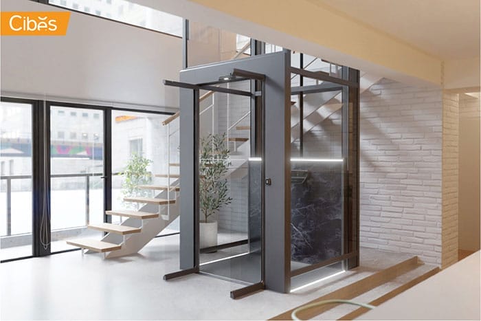 ลิฟท์บ้านรุ่น V80 Aurora Lift ติดตั้งตรงช่องกลางบันได กลมกลืนกับบ้านอย่างลงตัว