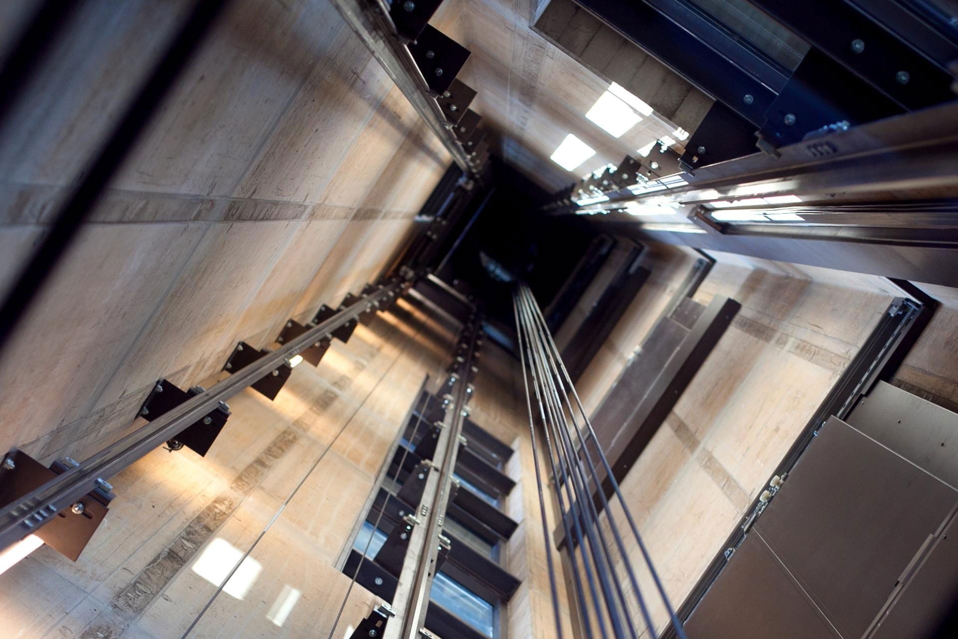 what is traction driven lift 05 ปล่องลิฟท์ที่มีรางนำทาง ที่เป็นตัวยึดให้ลิฟท์เคลื่อนที่ได้อย่างเสถียรและแม่นยำ