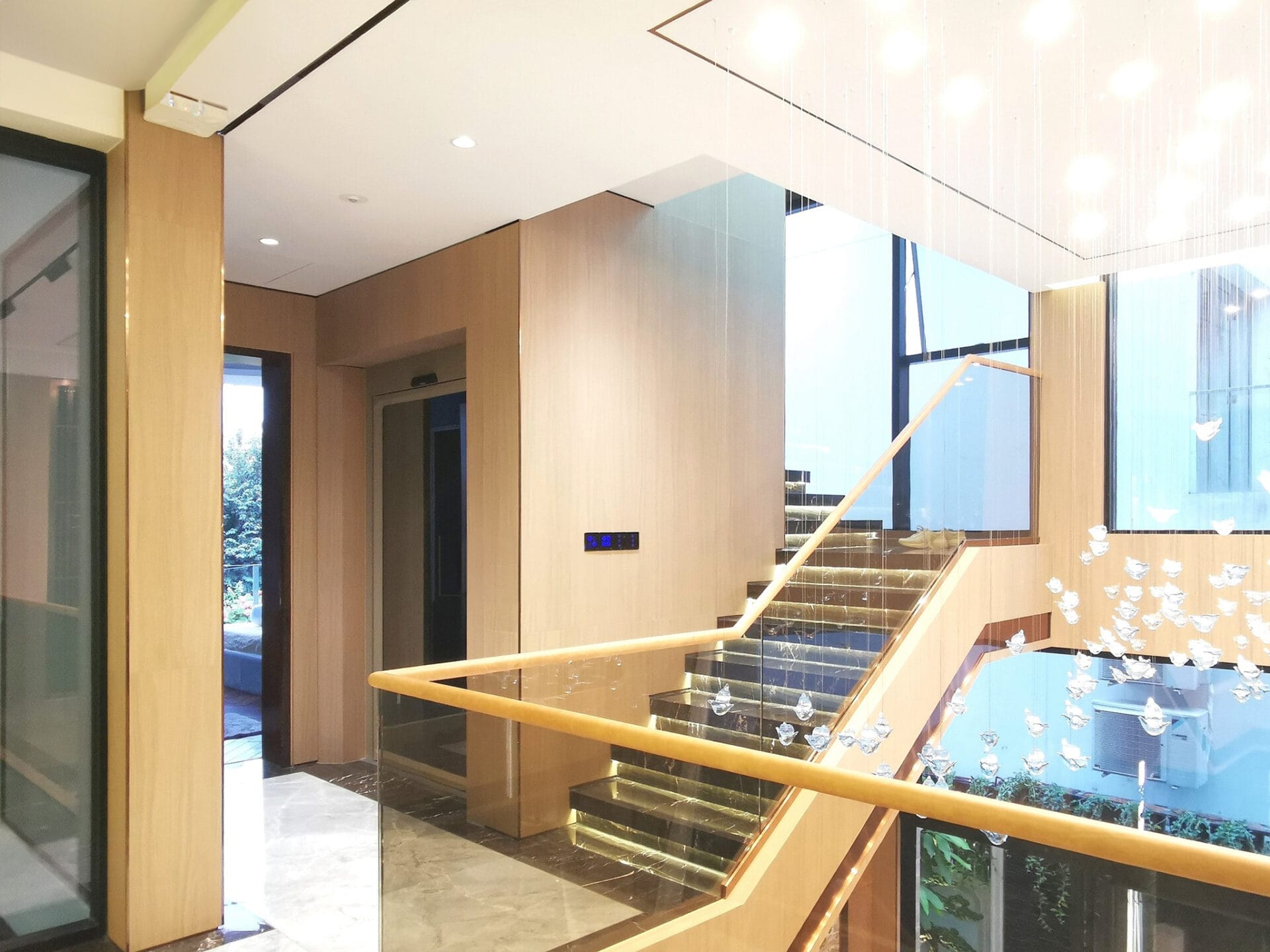 ลิฟท์บ้าน 4 ชั้น รุ่น V70 ลิฟท์ที่เหมาะสำหรับบ้านที่เตรียมปล่องลิฟท์ไว้แล้ว ทาง Cibes Lift มีขนาดให้เลือกถึง 41 ขนาดจึงทำให้มั่นใจว่าสามารถติดตั้งในปล่องลิฟท์ได้อย่างแน่นอน