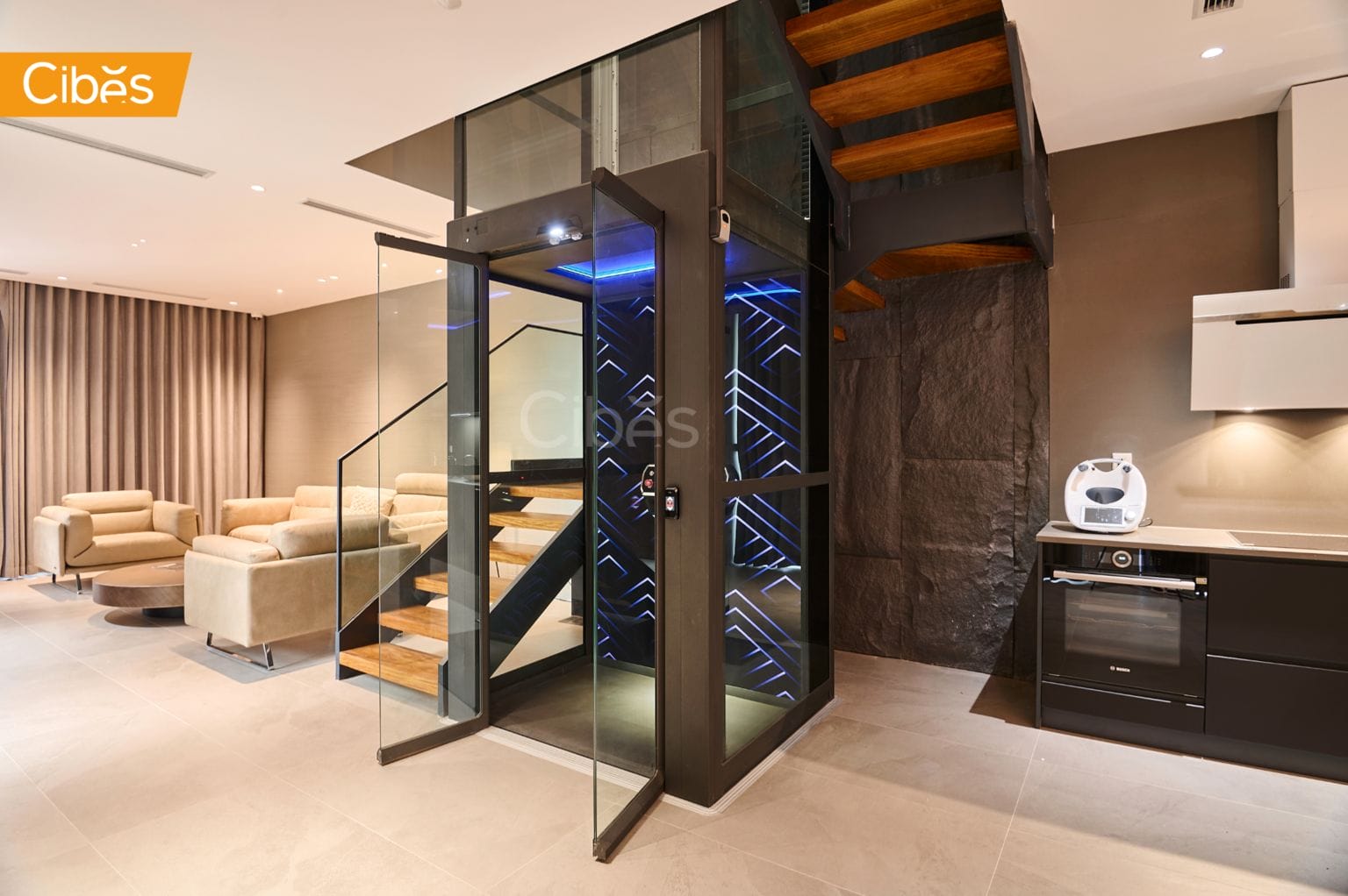 ลิฟท์หรู 4 ชั้นรุ่น V90 Galaxy ที่มาพร้อมประตูซาลูน เปิด 2 ฝั่ง ติดตรงช่องกลางบันได้ประหยัดพื้นที่บ้านมาก ๆ