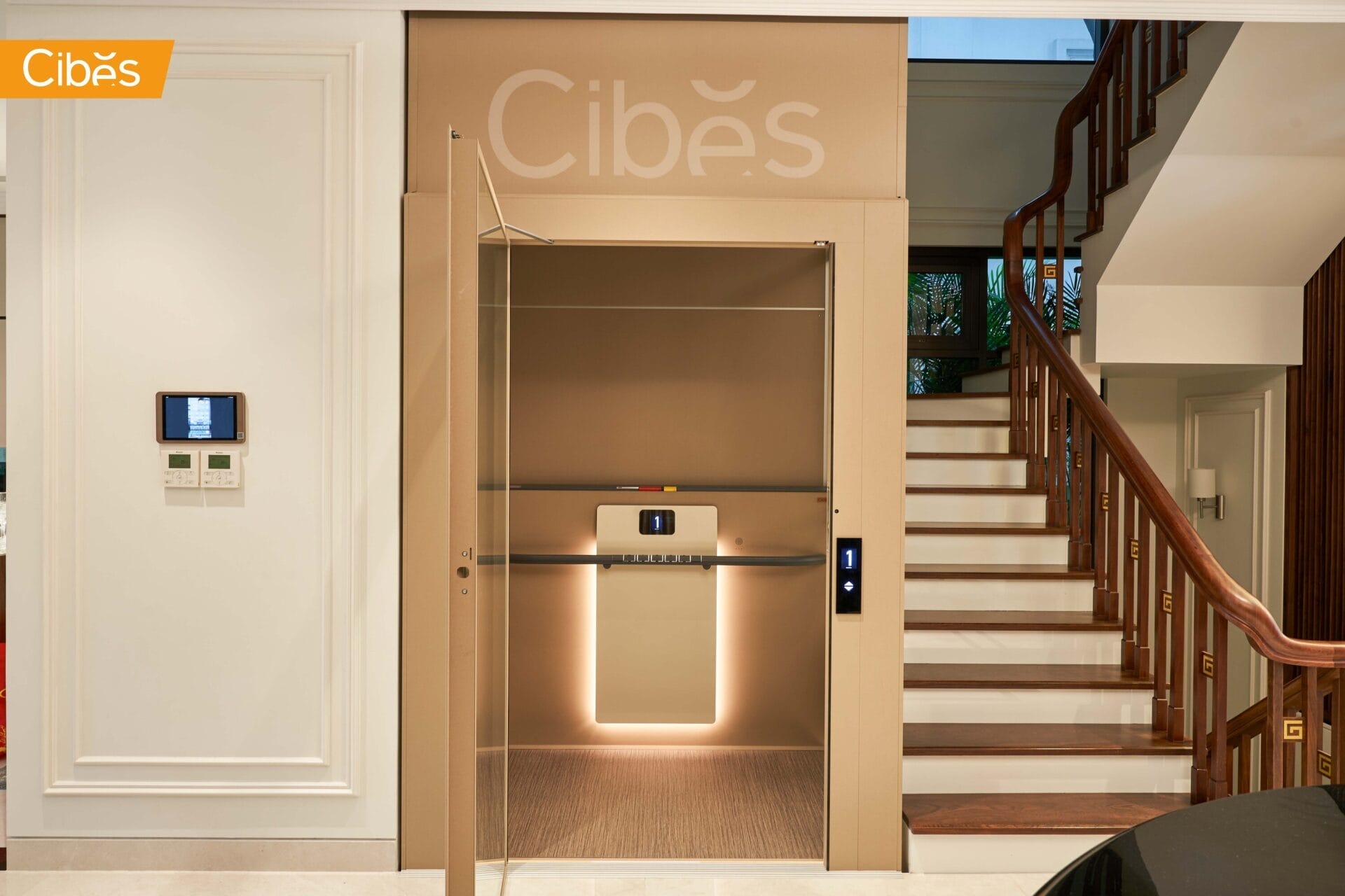 ลิฟท์บ้านรุ่น Cibes Air ที่มาพร้อมปล่องลิฟท์ติดข้างบันได Cibes Air เป็นรุ่นที่มีราวจับ ทำให้เหมาะกับทั้งผู้สูงอายุและบ้านที่มีคุณแม่ตั้งครรภ์