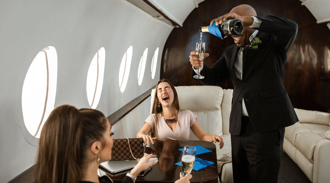 ห้องโดยสารภายใน Private Jet พร้อมมีพนักงานบริการ ห้องโดยสารภายใน Private Jet พร้อมมีพนักงานบริการ