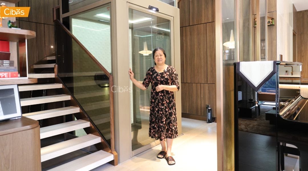 เจ้าของบ้านสูงวัยใช้ลิฟต์บ้านเพื่อการเข้าถึงทุกชั้นอย่างปลอดภัย