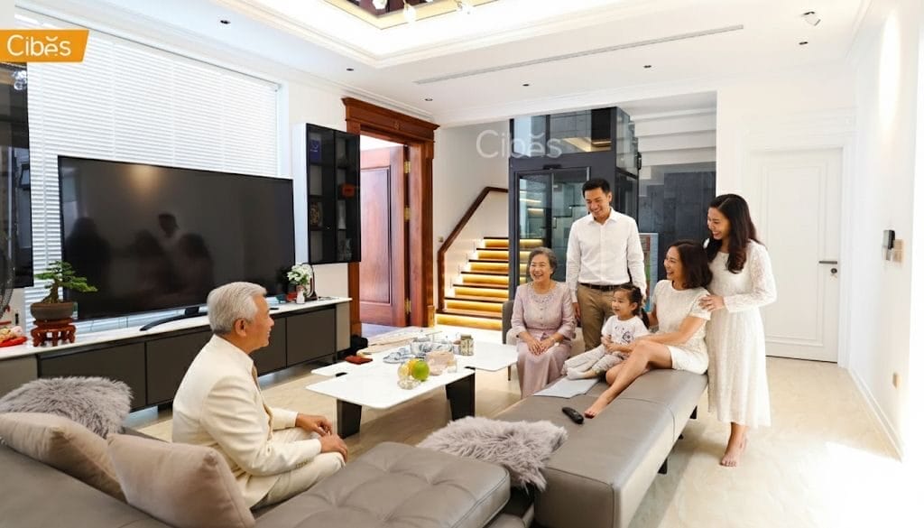 home lift Cibes ในห้องนั่งเล่นโมเดิร์น พร้อมปล่องลิฟต์กระจก เหมาะกับบ้านในประเทศไทย