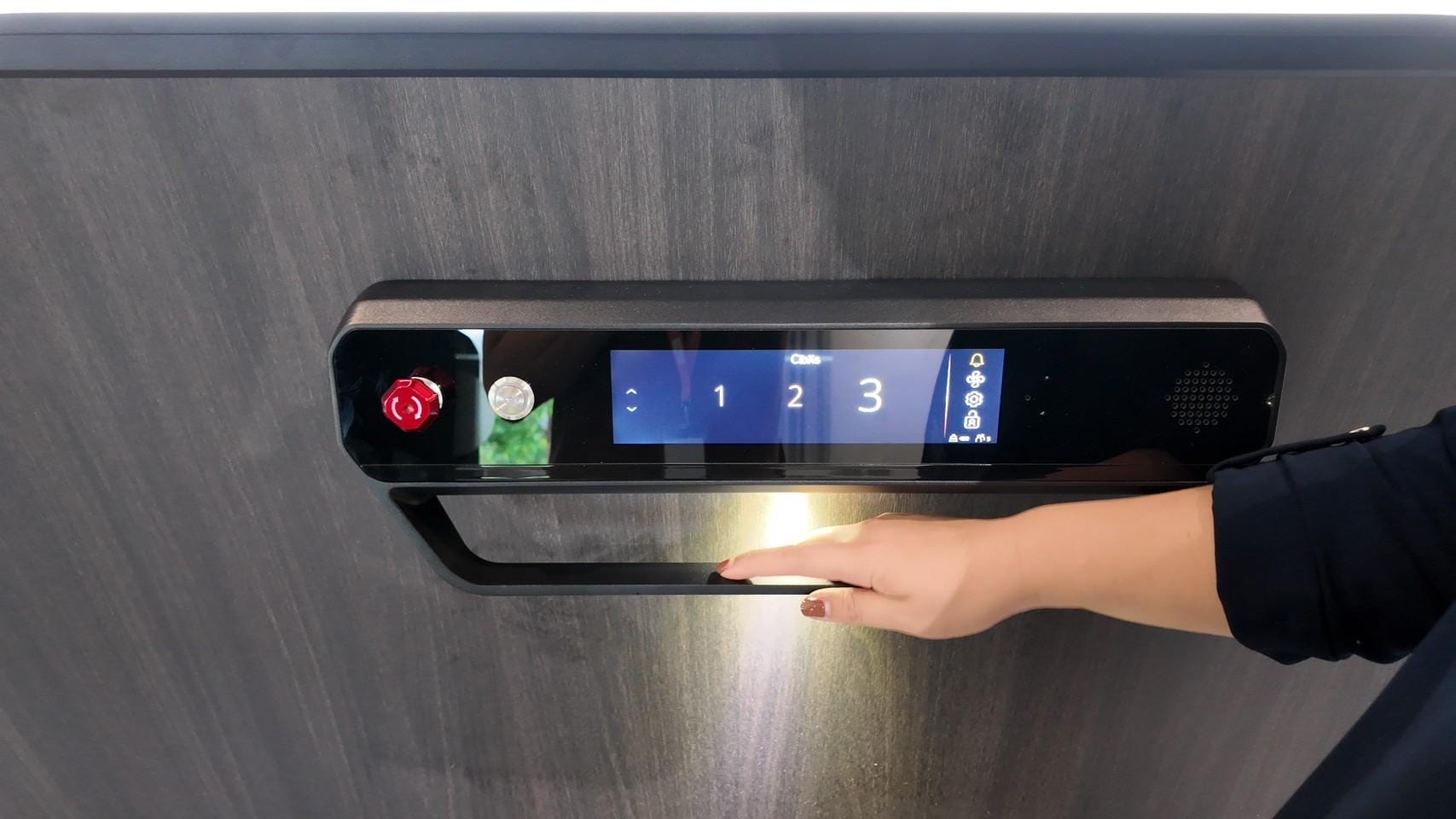 แผงควบคุมลิฟท์บ้านแบบทัชสกรีน และมีปุ่มหยุดลิฟท์ในกรณีฉุกเฉิน