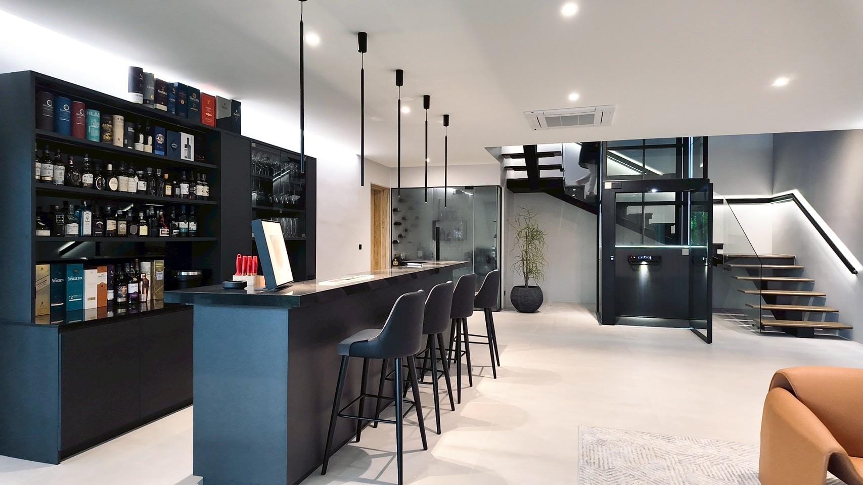 ภาพลิฟท์บ้าน Cibes ระบบสกรูรุ่น V80 ชั้น 1 ที่ติดตั้งตรงช่องกลางบันได