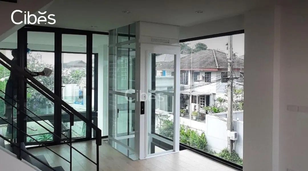 ลิฟท์ที่ติดตั้งชิดผนังมุมบ้าน